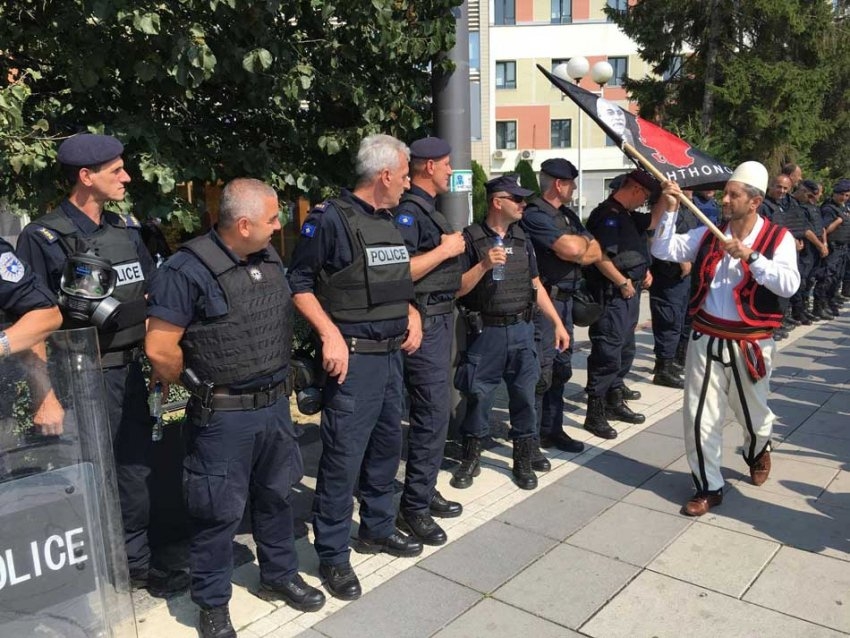 Protestuesit fillojnë të mblidhen në shesh